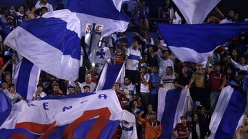 Locura por ver a Católica obliga a habilitar tercer chárter para hinchas