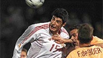 <b>MUY BIEN DE CABEZA</B>. César es un central extraordinario por alto.