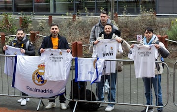 Un grupo de aficionados esperan la llegada al hotel de concentracin del autobs del Real Madrid.