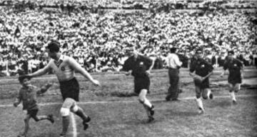 En 1952, Chile debuta en el Panamericano jugado en Santiago, goleando 6-1 a Panam&aacute;. Andr&eacute;s Prieto (3), Enrique Hormaz&aacute;bal, Manuel Mu&ntilde;oz y Ren&eacute; Mel&eacute;ndez.