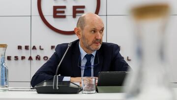 LAS ROZAS (MADRID), 27/01/2025.- El presidente de la Real Federación Española de Fútbol (RFEF), Rafael Louzán, preside este lunes la reunión de la junta directiva de la Real Federación Española de Fútbol (RFEF) en la Ciudad del Fútbol de Las Rozas de Madrid en la que se tratan, entre otros temas, la renovación del seleccionador nacional, Luis de la Fuente. EFE/ Mariscal