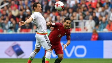 Guardado, con el portugués Moutinho durante la Confecup.