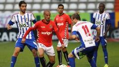 Tejera y Khomchenovsky pugnan por un bal&oacute;n en el encuentro de la primera vuelta.