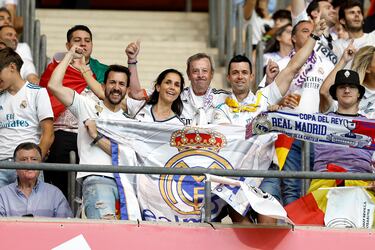 Gran ambiente en el estadio. Los seguidores madridistas apoyaron a los suyos en Sevilla.