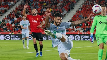 PALMA DE MALLORCA, 28/10/2023. El defensa paraguayo del Getafe, Omar Alderete, despeja el balón durante el encuentro ante el Mallorca correspondiente a la jornada once de primera división disputado hoy sábado en el estadio Son Moix de la capital balear.- EFE/CATI CLADERA.
