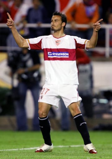 Antonio Puerta celebra su gol ante el Schalke 04 en la semifinal de la Copa de la UEFA 2006.