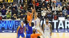 Sertac Sanli y Vincent Poirier, p&iacute;vots del Barcelona y del Madrid, saltan en la final de la Copa del Rey de Granada.