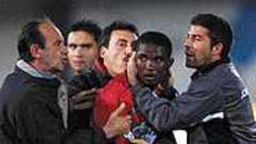 <B>ENFRENTAMIENTO</B>. Etoo y Angulo tuvieron sus más y sus menos tras el partido.