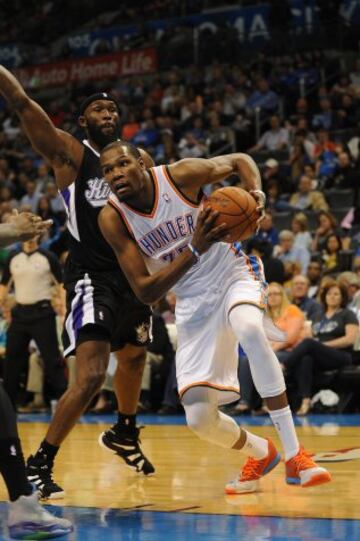 Kevin Durant (35) se zafa de Quincy Acy (5).