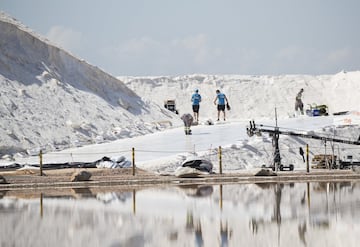 Así se prepara la salida de la Vuelta en las salinas de Torrevieja