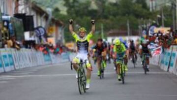 Jakub Marezcko celebra su triunfo en la llegada masiva en la sexta etapa del Tour de Langkawi.