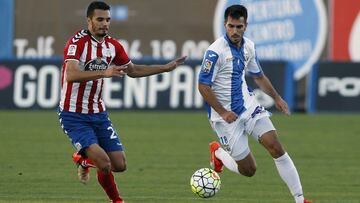 Ins&uacute;a pugna por el bal&oacute;n en un partido de la pasada temporada ante el Lugo.