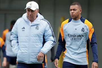 Carlo Ancelotti y Kylian Mbappé durante el entrenamiento. 