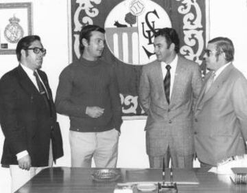 Jos¨¦ Luis Garcia Traid junto a directivos de la entidad salmantina.