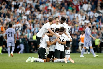 Alegría final de los jugadores del Valencia tras el caótico final del encuentro.