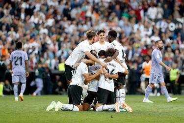 Alegría final de los jugadores del Valencia tras el caótico final del encuentro.