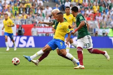 Carlos Salcedo y Gabriel Jesus luchan por el balón.