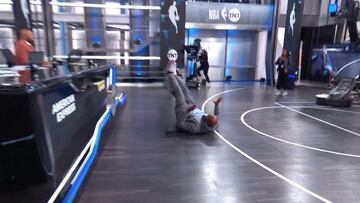 Apparently there is an art-form to falling in basketball. After Pelicans’ Zion Williamson fell on his wrist, Chuck demonstrated how he should’ve landed.