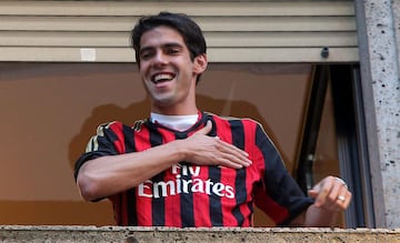 En septiembre de 2013 el jugador brasileño regresó al AC Milan tras un acuerdo entre el Real Madrid y el club italiano. Regresó gratis, y aceptó una bajada de salario. Firmó un contrato por dos temporadas. 