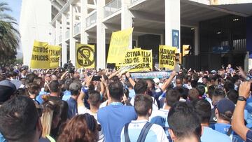 Protestas en la previa del Málaga-Almería contra Al Thani