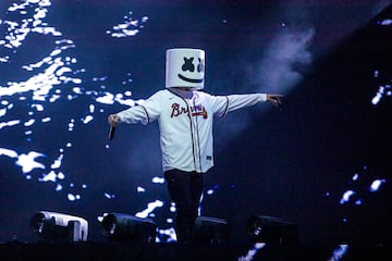 La actuación de Marshmello en la final de la Champions League 2021 en el Estádio do Dragão de Oporto, Portugal, fue un espectáculo innovador y envolvente.
Los aficionados del Chelsea y del Manchester City que acudieron a Oporto, tanto los aficionados desde sus casas, disfrutaron con el show del DJ.
El DJ y productor estadounidense ofreció un show virtual único, desarrollado en colaboración con el director creativo Es Devlin. Utilizando tecnología de producción virtual en tiempo real y seguimiento de cámara en 3D, Marshmello fue integrado en un mundo digital de su propia imaginación, creando una experiencia visual impresionante.
Durante su presentación, Marshmello interpretó algunos de sus éxitos más conocidos, acompañado de efectos especiales y una producción de alto nivel. Además, contó con la participación de Selena Gomez y Khalid, quienes se unieron al espectáculo para interpretar canciones como 'Silence'.