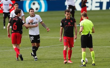 Maxi se dirige al ¨¢rbitro muy enfadado tras ver la amarilla.