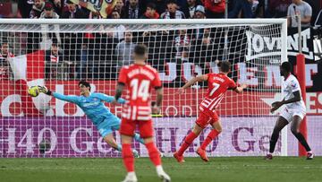 GIRONA, SPAIN - JANUARY 14: Cristhian Stuani of Girona FC scores the team's first goal during the LaLiga Santander match between Girona FC and Sevilla FC at Montilivi Stadium on January 14, 2023 in Girona, Spain. (Photo by David Ramos/Getty Images)