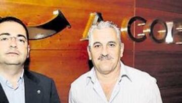 <b>EN A CORUÑA. </b>Manuel Suárez y Toni Dumpiérrez, presidente y director deportivo del Vecindario..