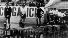 Sobre el agua. Cuando el r&iacute;o Lagares se desbordaba por el temporal, los equipos acced&iacute;an al c&eacute;sped de Bala&iacute;dos utilizando unas tarimas..