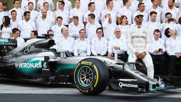 Hamilton, antes del GP de Abu Dhabi junto con los ingenieros y mecánicos de Mercedes.