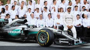 Hamilton, antes del GP de Abu Dhabi junto con los ingenieros y mec&aacute;nicos de Mercedes. 