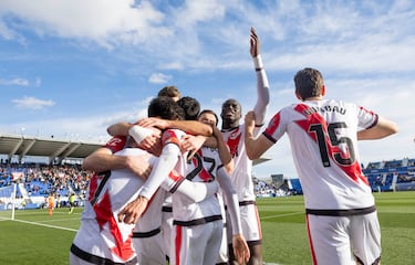 Los jugadores del Rayo Vallecano celebran el 2-0 de Óscar Valentín al Atlético de Madrid.