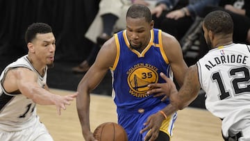 DA111. San Antonio (United States), 11/05/2017.- Golden State Warriors forward Kevin Durant (C) attempts to evade San Antonio Spurs&#039; Danny Green (L) and LaMarcus Aldridge in the second half of game three of their NBA Western Conference Finals playoff basketball game at the AT&amp;T Center in San Antonio, Texas, USA, 20 May 2017. The Golden State won the match. (Baloncesto, Estados Unidos) EFE/EPA/DARREN ABATE