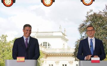 Spainish Prime Minister Pedro Sanchez (L) and Poland's Prime Minister Mateusz Morawiecki  (Photo by JANEK SKARZYNSKI / AFP) (Photo by JANEK SKARZYNSKI/AFP via Getty Images)