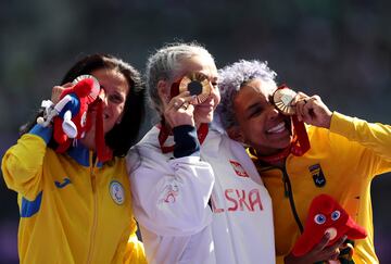 (De izq. a der.) La medallista de plata, Liudmyla Danylina del equipo de Ucrania, la medallista de oro, Barbara Bieganowska-Zajac del equipo de Polonia, y la medallista de bronce, Antonia Keyla Da Silva Barros del equipo de Brasil, posan para una foto durante la ceremonia de entrega de medallas de la final femenina de 1500 m T20 de atletismo. 