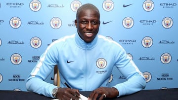 Benjamin Mendy, defensa m&aacute;s caro de la historia, firmando su nuevo contrato con el Manchester City.