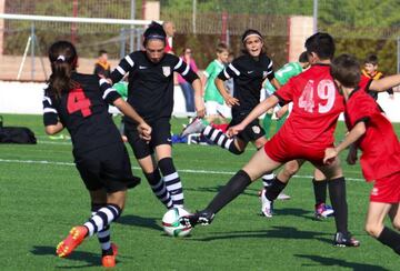 Las chicas del Alevín A, en un partido contra chicos.