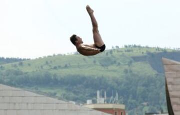 El clavadista estadounidense Blake Aldrige durante la ronda clasificatoria para la final de la prueba del 'Red Bull Cliff Diving 2015' de Bilbao.