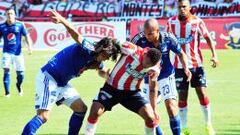 Rafael Robayo pelea el bal&oacute;n en el juego ante Junior.