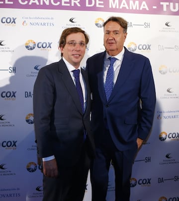 Jos¨¦ Luis Mart¨ªnez-Almeida, alcalde de Madrid, con el doctor ?ngel Mart¨ªn, presidente de la Fundaci¨®n Cl¨ªnica Menorca.