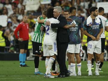 Marcelo y Ancelotti se abrazan sobre el c&eacute;sped del Bernab&eacute;u.