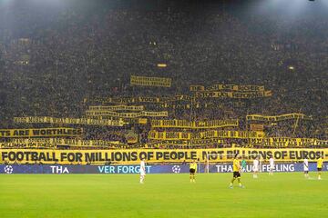 Como ya es habitual, 'El Muro' lleno hasta la bandera para animar durante el encuentro entre el Borussia Dortmund y el Milan.