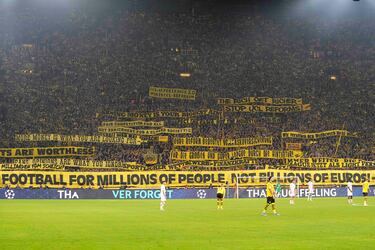 Como ya es habitual, 'El Muro' lleno hasta la bandera para animar durante el encuentro entre el Borussia Dortmund y el Milan.