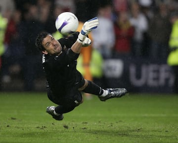 16/05/2007. Palop, héroe del partido al parar tres lanzamientos durante la tanda de penaltis en la final de la UEFA ante el Espanyol.