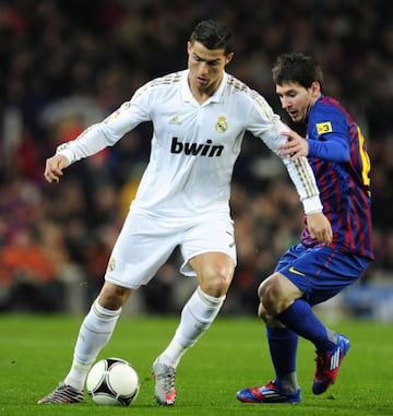 Barcelona's Argentinian forward Lionel Messi (R) vies with Real Madrid's Portuguese forward Cristiano Ronaldo