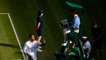 El tenista australiano Nick Kyrgios protesta al juez de silla durante su partido ante Rafa Nadal en Wimbledon de 2019.