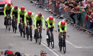 Los ciclistas del equipo Arkea en el momento final de la etapa.