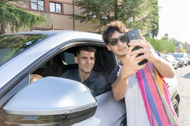Álvaro Morata pone rumbo a Milán tras despedirse de sus compañeros y cuerpo técnico del Atlético de Madrid. En la imagen, el delantero con aficionado rojiblanco.