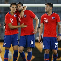 Los pros y contras de zagueros de alta estatura en la Selección