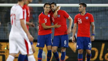 Los pros y contras de zagueros de alta estatura en la Selección